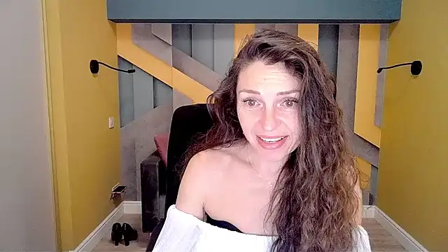 Snapshot of EllaLong chatting on February 2025 12:33:01 PM EllaLong online show from February 2025 12:33:01 PM