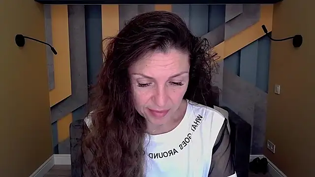 Snapshot of EllaLong chatting on September 2025 11:32:02 AM EllaLong online show from September 2025 11:32:02 AM