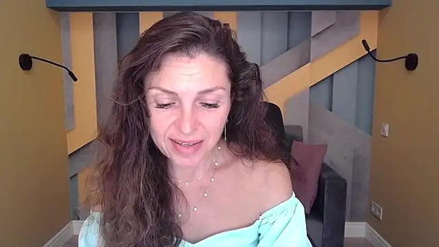 Snapshot of EllaLong chatting on September 2025 11:32:01 AM EllaLong online show from September 2025 11:32:01 AM