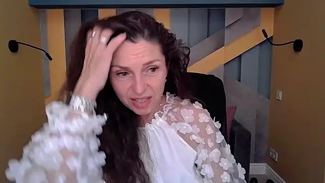 Snapshot of EllaLong chatting on September 2025 11:31:02 AM EllaLong online show from September 2025 11:31:02 AM