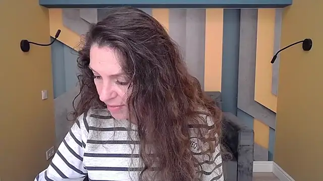 Snapshot of EllaLong chatting on October 2025 12:33:01 PM EllaLong online show from October 2025 12:33:01 PM