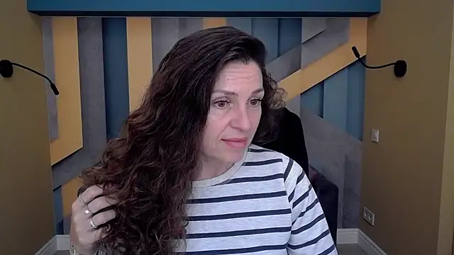 Snapshot of EllaLong chatting on October 2025 12:28:01 PM EllaLong online show from October 2025 12:28:01 PM