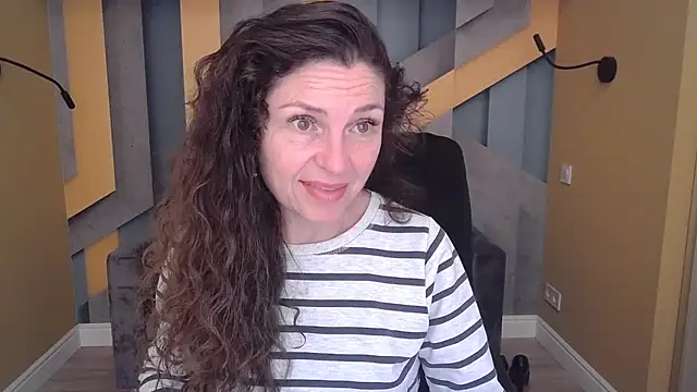 Snapshot of EllaLong chatting on November 2025 12:29:02 PM EllaLong online show from November 2025 12:29:02 PM