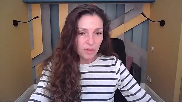 Snapshot of EllaLong chatting on November 2025 01:04:02 PM EllaLong online show from November 2025 01:04:02 PM