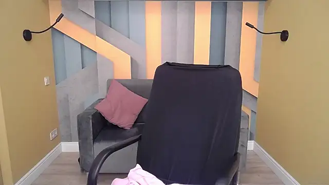 Snapshot of EllaLong chatting on November 2025 12:30:01 PM EllaLong online show from November 2025 12:30:01 PM