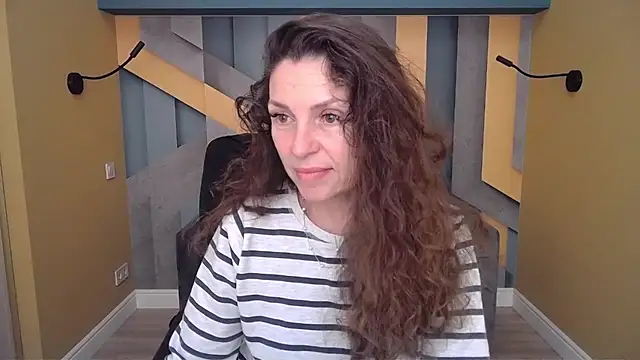 Snapshot of EllaLong chatting on November 2025 12:30:01 PM EllaLong online show from November 2025 12:30:01 PM