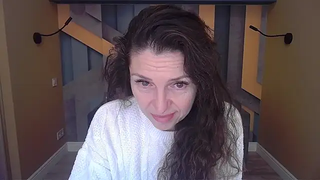 Snapshot of EllaLong chatting on November 2025 12:31:02 PM EllaLong online show from November 2025 12:31:02 PM