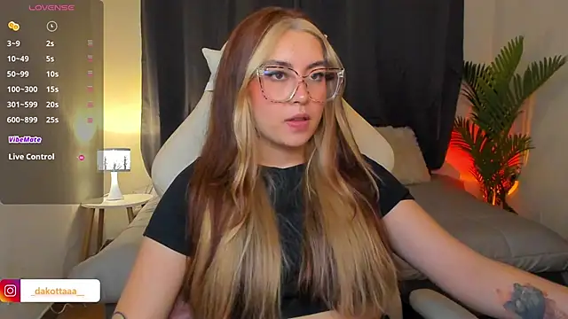 Snapshot of dakottaa_ chatting on April 2026 12:02:02 AM dakottaa online show from April 2026 12:02:02 AM
