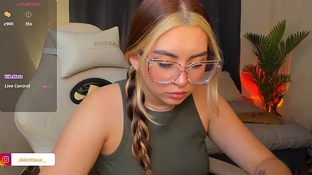 Snapshot of dakottaa_ chatting on April 2026 01:12:01 AM dakottaa online show from April 2026 01:12:01 AM