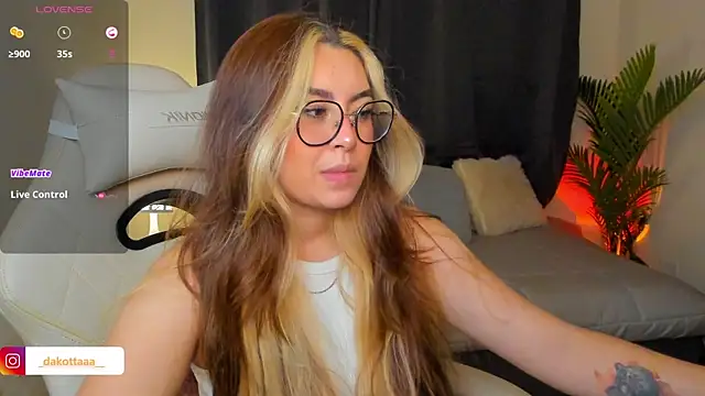 Snapshot of dakottaa_ chatting on May 2026 11:33:01 PM dakottaa online show from May 2026 11:33:01 PM