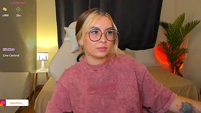 Snapshot of dakottaa_ chatting on June 2026 12:02:02 AM dakottaa online show from June 2026 12:02:02 AM