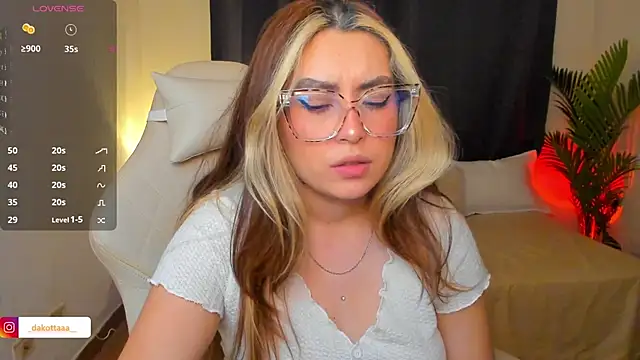 Snapshot of dakottaa_ chatting on June 2026 12:05:02 AM dakottaa online show from June 2026 12:05:02 AM