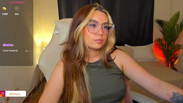 Snapshot of dakottaa_ chatting on June 2026 12:06:01 AM dakottaa online show from June 2026 12:06:01 AM