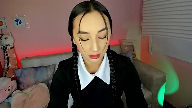 tinysara online show from November 2025 04:27:02 PM