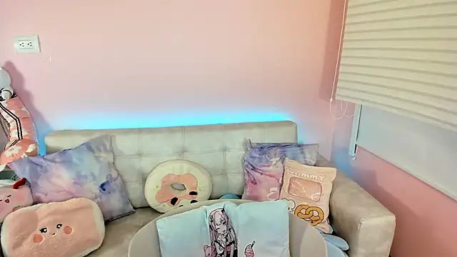 tinysara online show from April 2026 04:37:01 PM