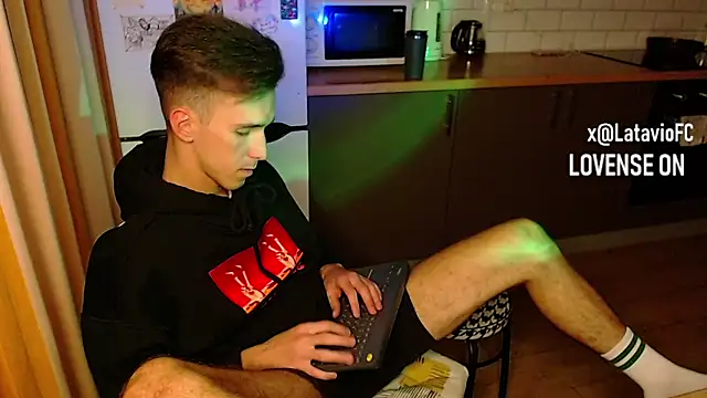 Snapshot of Midnighter_ chatting on September 2025 01:17:01 AM Midnighter online show from September 2025 01:17:01 AM