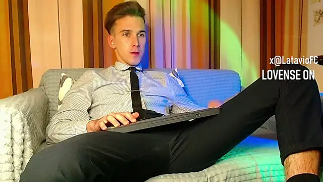 Snapshot of Midnighter_ chatting on November 2025 05:01:02 PM Midnighter online show from November 2025 05:01:02 PM