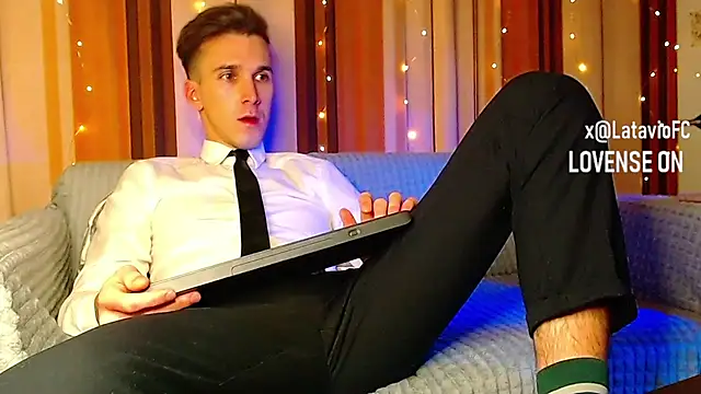 Snapshot of Midnighter_ chatting on December 2025 11:54:01 PM Midnighter online show from December 2025 11:54:01 PM