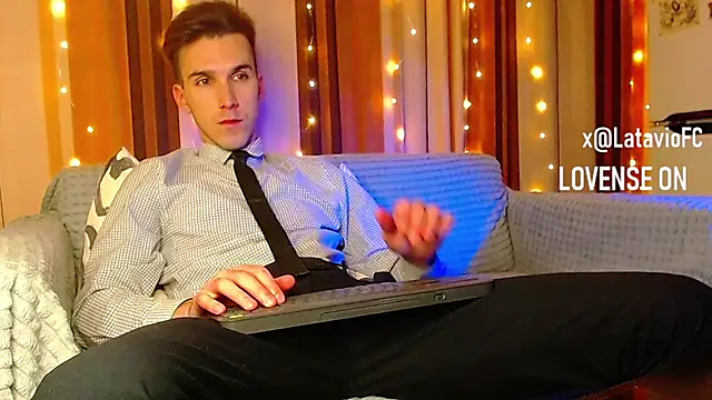 Snapshot of Midnighter_ chatting on December 2025 11:01:02 PM Midnighter online show from December 2025 11:01:02 PM