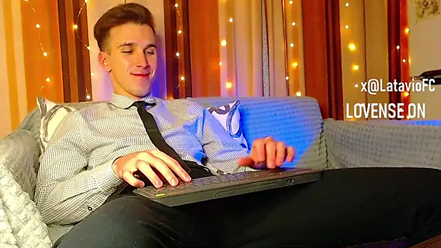 Snapshot of Midnighter_ chatting on December 2025 12:52:02 AM Midnighter online show from December 2025 12:52:02 AM