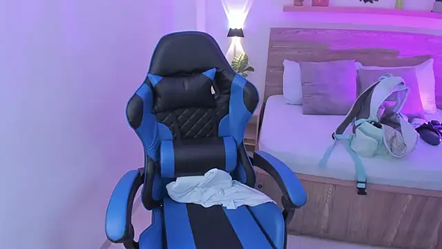 izaro22 online show from September 2025 01:11:01 PM