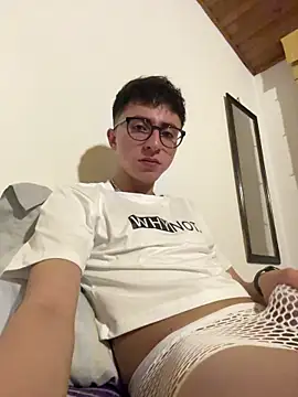 Snapshot of CamiRojas_boy chatting on May 2026 03:23:01 AM CamiRojas boy online show from May 2026 03:23:01 AM
