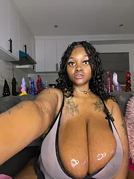 Snapshot of Yung-Missy chatting on February 2026 06:29:02 PM Yung-Missy online show from February 2026 06:29:02 PM