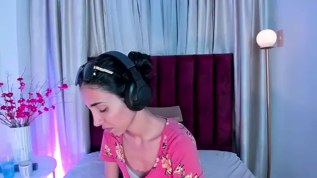 Nina Cavaali online show from October 2025 06:28:02 PM