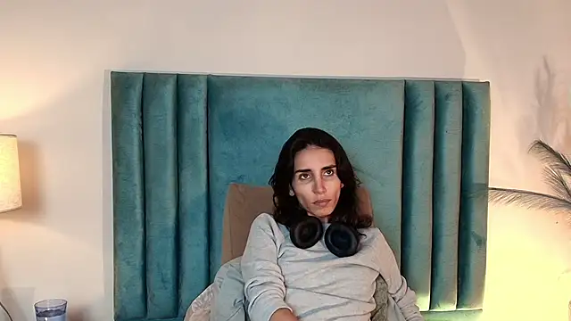 Nina Cavaali online show from October 2025 04:28:01 PM