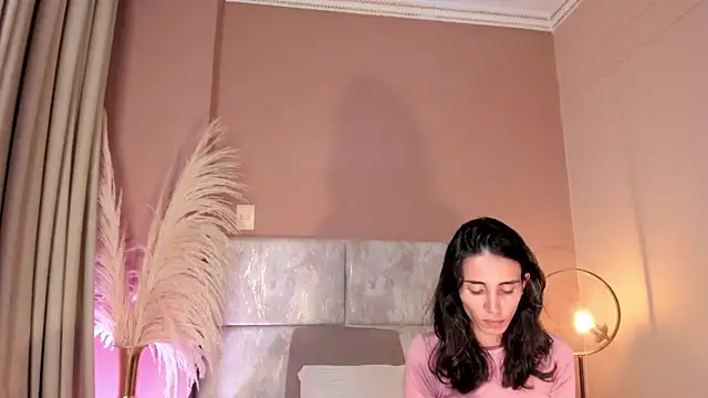 Nina Cavaali online show from November 2025 06:18:01 PM