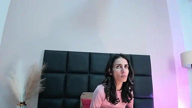 Nina Cavaali online show from November 2025 06:08:02 PM