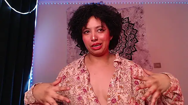 Snapshot of michell_bling1 chatting on December 2024 06:29:01 AM michell bling1 online show from December 2024 06:29:01 AM