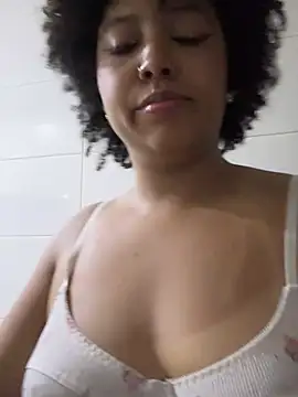 Snapshot of michell_bling1 chatting on January 2025 08:32:02 AM michell bling1 online show from January 2025 08:32:02 AM