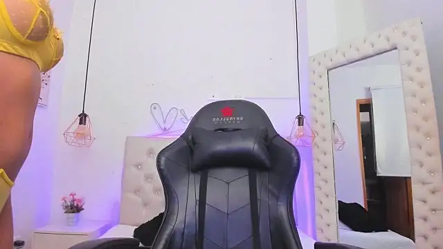 xiomara  cortes online show from February 2025 07:30:01 PM