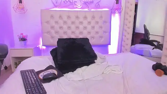 xiomara  cortes online show from February 2025 04:32:02 AM