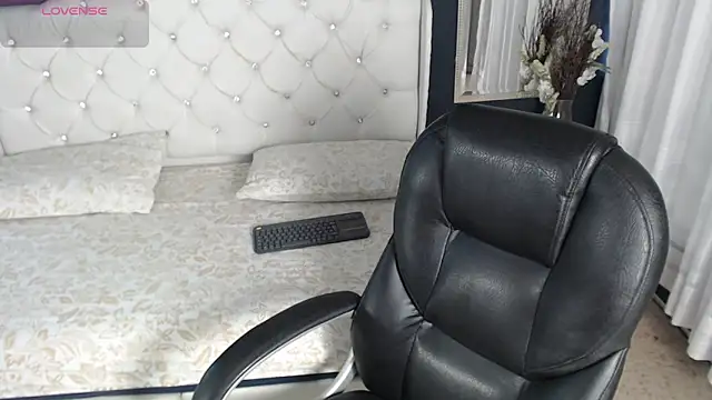 LiaVillalobos online show from September 2025 11:14:01 AM