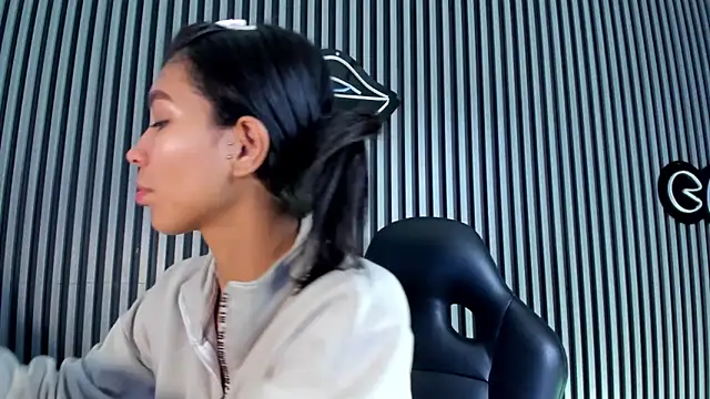 LauraAristizabal online show from February 2025 12:47:01 PM