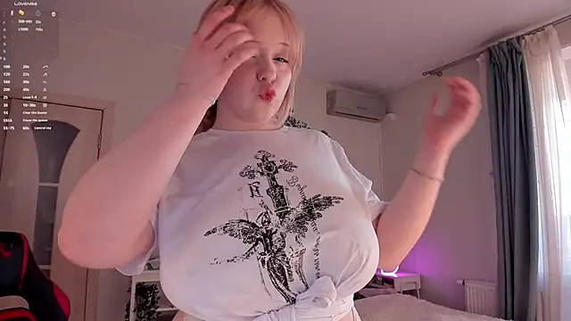 Snapshot of LisaLaas chatting on March 2025 01:45:01 PM LisaLaas online show from March 2025 01:45:01 PM