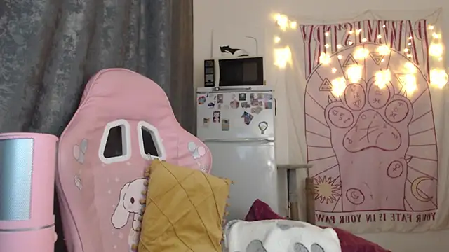 Snapshot of Holy420lolii chatting on December 2024 01:25:02 PM Holy420lolii online show from December 2024 01:25:02 PM