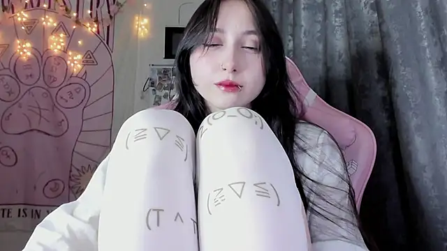 Snapshot of Holy420lolii chatting on October 2025 08:29:01 PM Holy420lolii online show from October 2025 08:29:01 PM