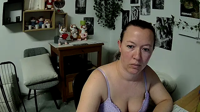 Snapshot of AnyaKrey@xh chatting on February 2026 12:04:02 PM AnyaKreyxh online show from February 2026 12:04:02 PM