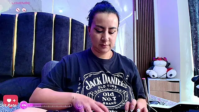 Abril Luv online show from September 2025 01:33:01 PM