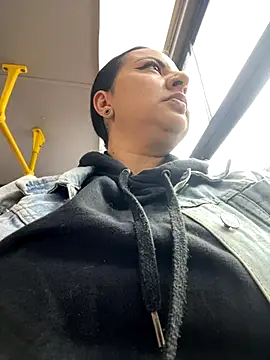 Abril Luv online show from September 2025 12:09:02 PM