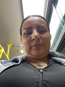 Abril Luv online show from February 2026 12:17:01 AM