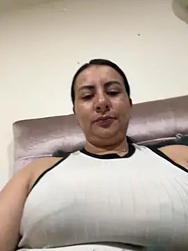 Abril Luv online show from March 2026 01:44:01 AM