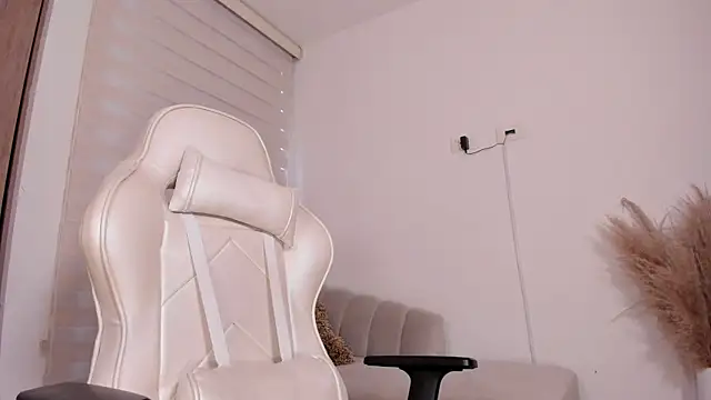 wandathompson  online show from January 2025 02:18:01 PM