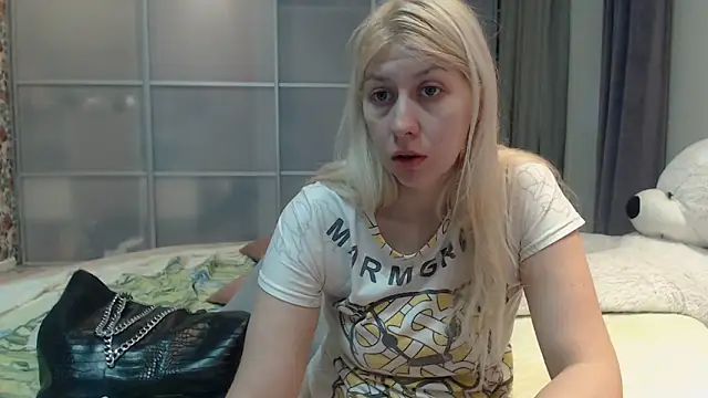 Snapshot of KyliePag chatting on February 2026 05:48:02 AM KyliePag online show from February 2026 05:48:02 AM