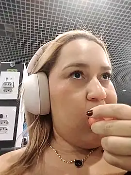 Snapshot of MinaBoss chatting on September 2025 01:17:02 AM MinaBoss online show from September 2025 01:17:02 AM