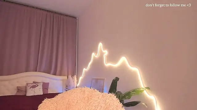 Snapshot of LauraCoy chatting on February 2026 10:24:01 PM LauraCoy online show from February 2026 10:24:01 PM