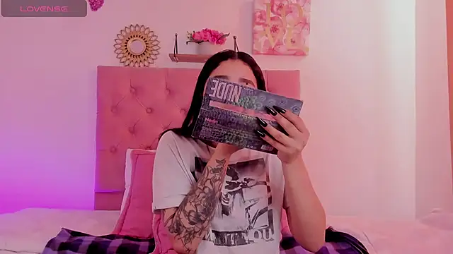 Snapshot of aliice_walker_ chatting on December 2024 12:27:02 PM aliice walker online show from December 2024 12:27:02 PM